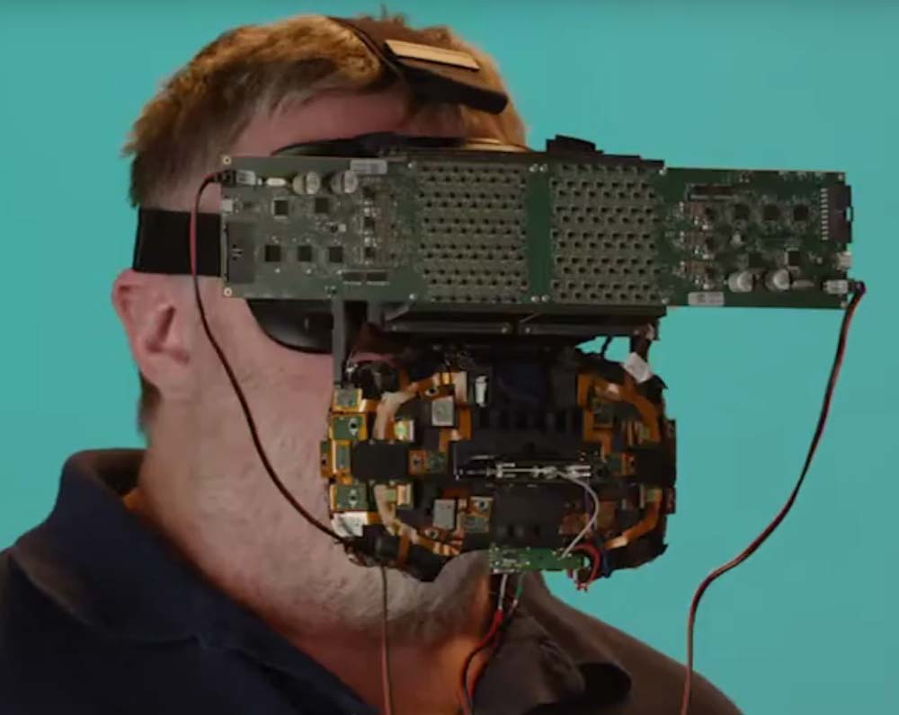 Gabe Newell trägt einen VR-Brillenprototyp.